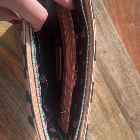 Rare Betsey Johnson Rose Gold and Black Striped Large Wristlet- *BRAND NEW* - Picture 6 of 6